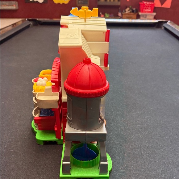 Fisher-Price Little People Caring For Animals Farm playset - Picture 9 of 11